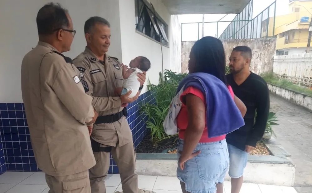 PMs salvam bebê de 19 dias engasgado em Porto Seguro
