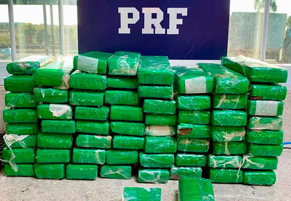 Passageiro de ônibus joga maconha pela janela e acaba preso pela PRF em Vitória da Conquista