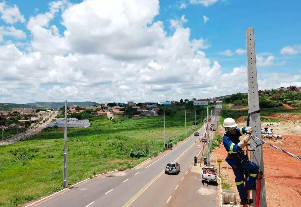 Ivana e Warlei conquistam iluminação pública na BR 122 a entrada de Urandi