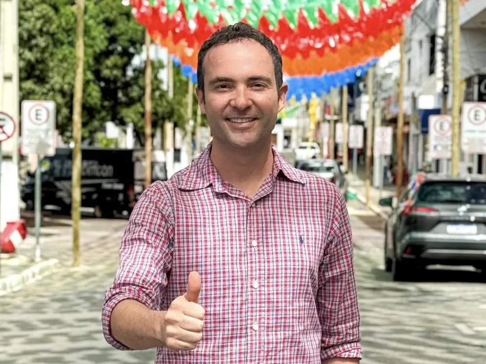 Prefeito Fabrício Abrantes acompanha ornamentação de Brumado para o São João e destaca importância econômica da festa