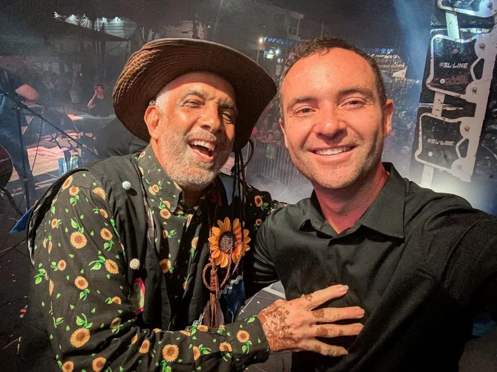 Fabrício Abrantes reverencia Edigar Mão Branca em show que fechou o São Pedro com chave de ouro