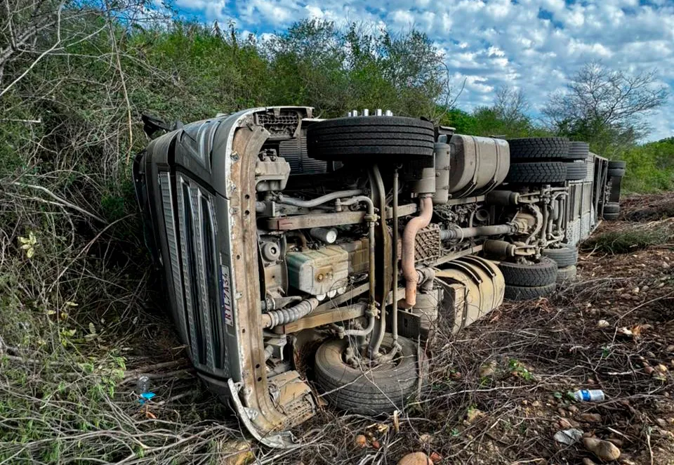 Cegonha carregada de veículos tomba na BR-030