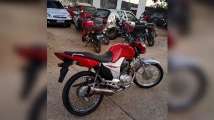 Jovem é preso após empinar moto diante de viatura da PM e bater em poste durante fuga em Brumado