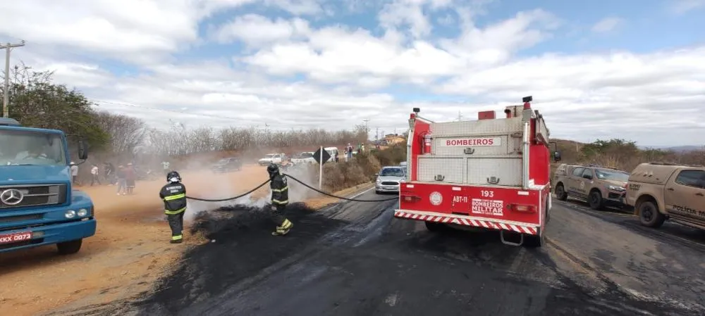 PRE e Corpo de Bombeiros desobstruem BA-262 após protesto de moradores na Serra dos Pombos