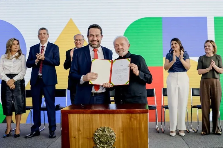 Lula assina termo de posse do novo ministro da Secretaria-Geral da Presidência da República, Guilherme Boulos