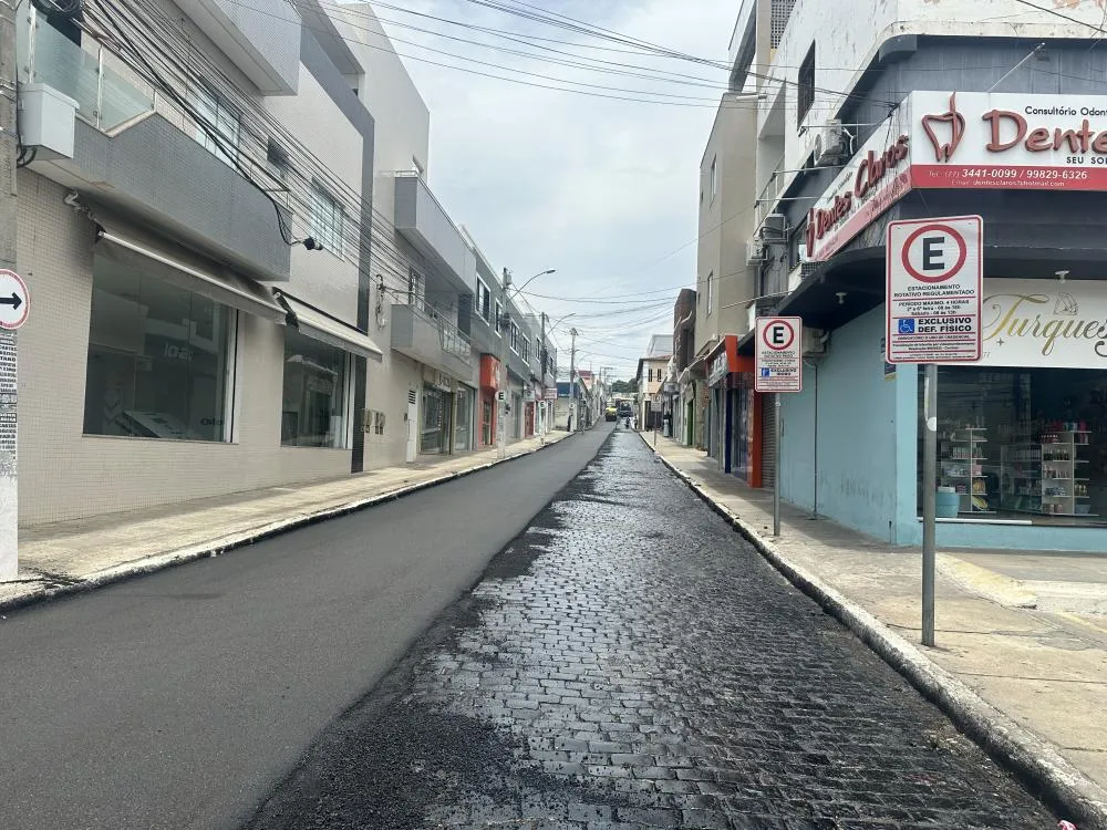 Gestão Fabrício Abrantes realiza asfaltamento da Rua Oflávio Silveira Torres, a ‘Ladeira do Cinema’, em Brumado