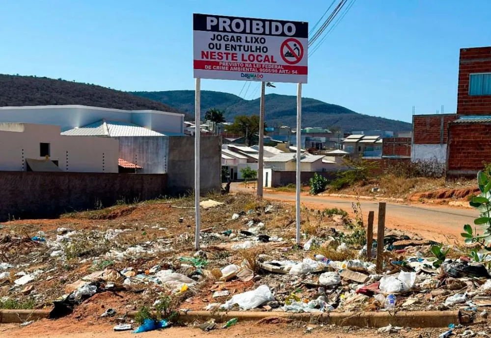 Prefeitura de Brumado reforça campanha contra descarte irregular de lixo e entulho