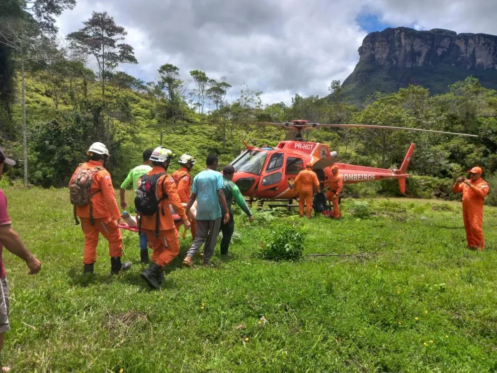 Grupamento Aéreo do CBM resgata turista inglesa na Chapada Diamantina