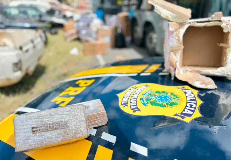 PRF apreende crack, cigarros eletrônicos e celulares em ônibus interestadual na BR-116, em Jequié