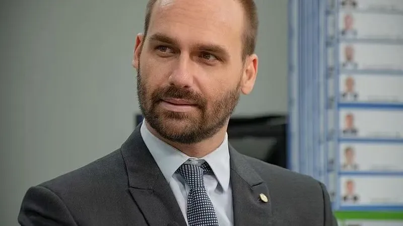 'Sou candidato a presidente', diz Eduardo Bolsonaro sobre ausência do pai em 2026