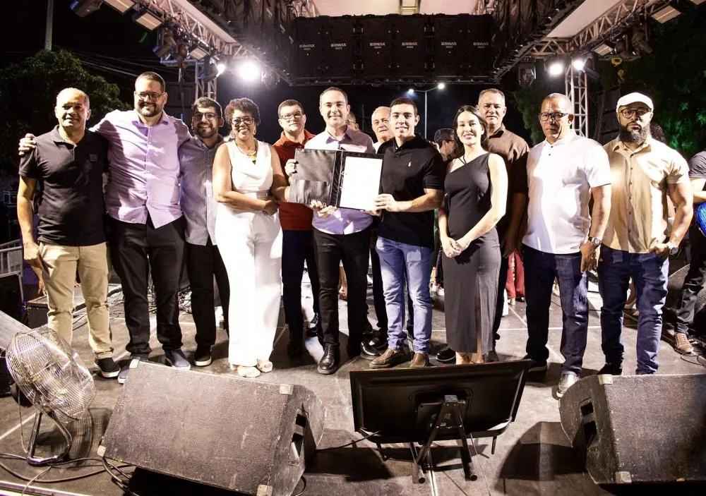 Prefeito Fabrício Abrantes assina projeto que garante abono salarial a professores de Brumado