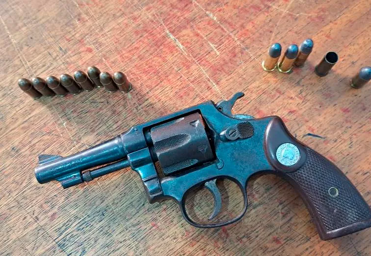 Homem é preso em flagrante com arma de fogo após denúncia de ameaça em Rio de Contas