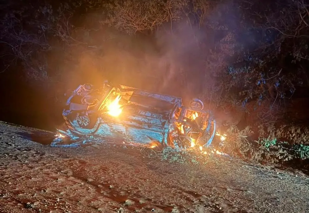 Veículo capota e pega fogo após acidente com tenente da PM em Brumado