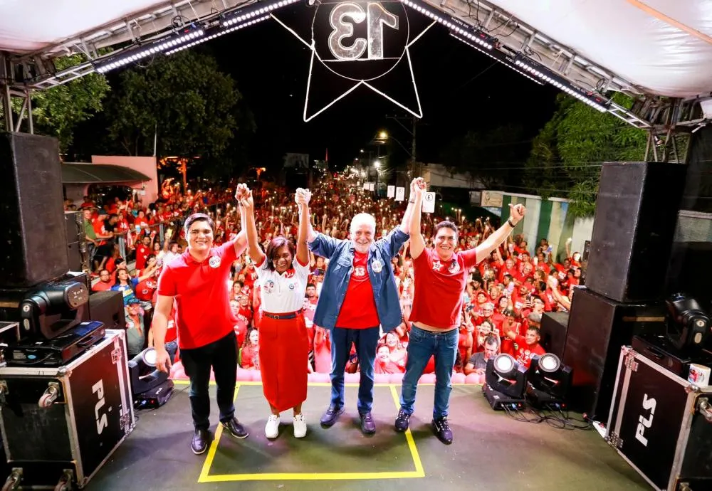 Senador Jaques Wagner marca presença em último comício de Guilherme Bonfim em Brumado