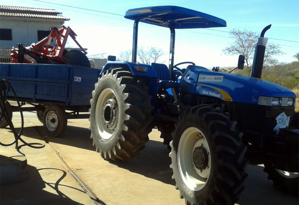 Macaúbas: Deputado Marquinho Viana e Vá de Lindolfo vibram com a chegada do trator na Comunidade de Canto