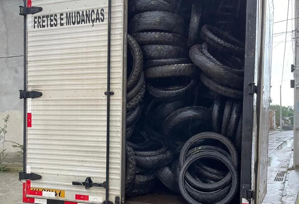 Carga de 431 pneus e veículo roubado são recuperados em Feira de Santana