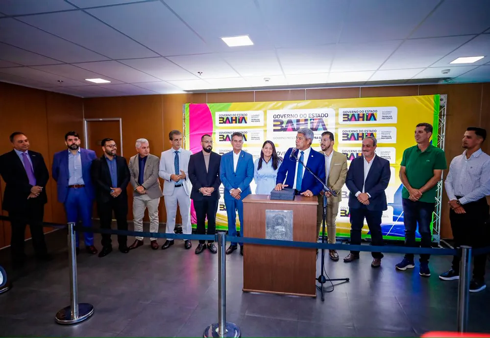 Jerônimo Rodrigues firma convênios para fortalecer a educação em 14 municípios baianos