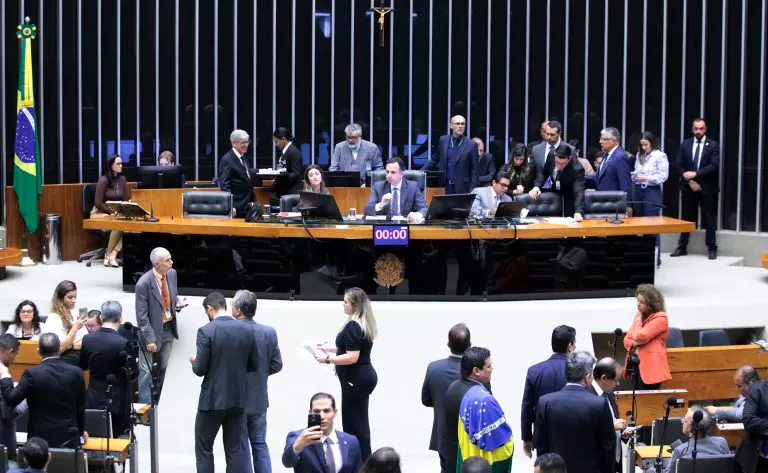 Congresso mantém veto de Bolsonaro à Lei em Defesa da Democracia