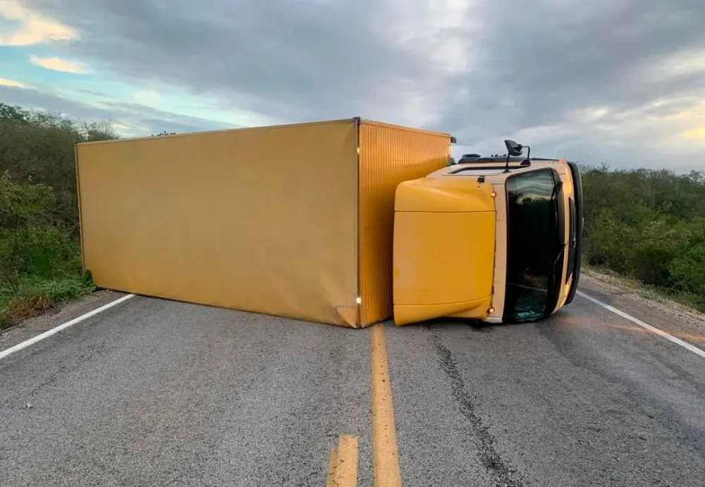 Caminhão Baú tomba em curva e bloqueia tráfego na BA-026 durante a madrugada