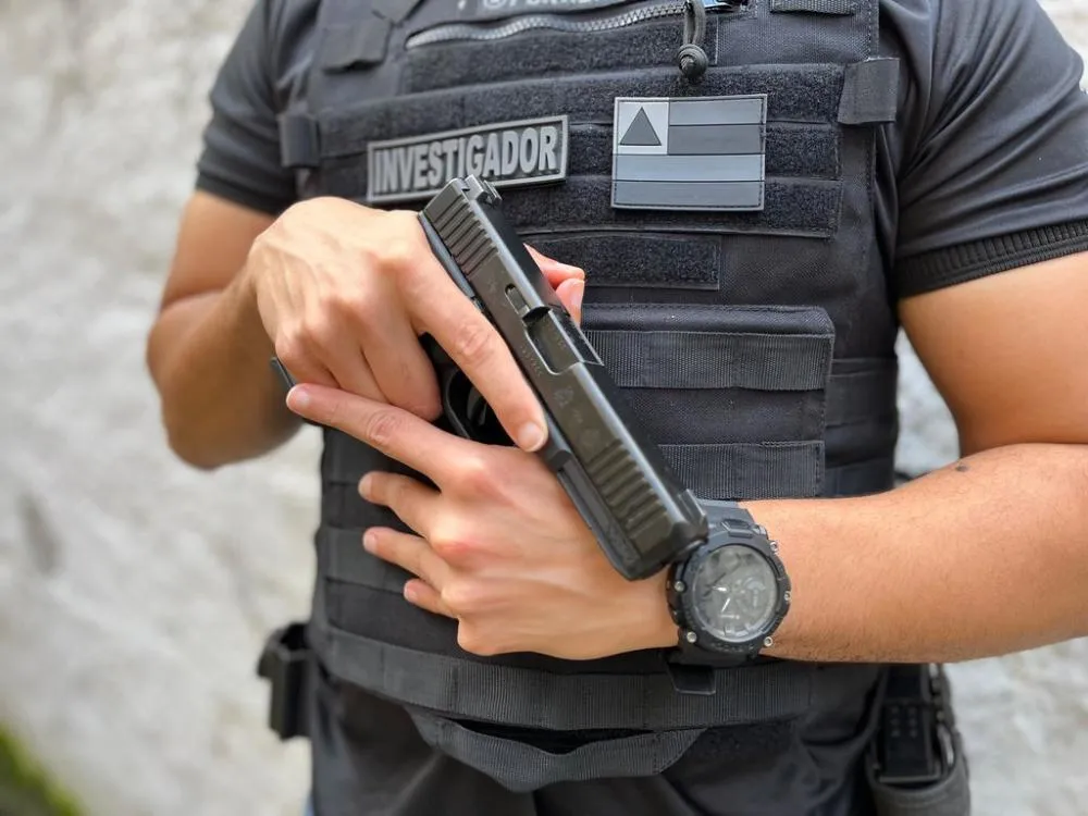 Polícia Civil prende homem por descumprir medida protetiva, ameaçar e agredir enteada em Itapetinga