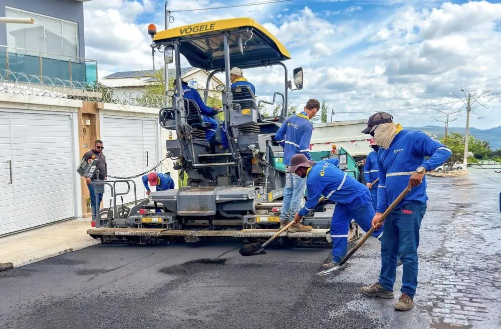 Sonho antigo dos moradores começa a se tornar realidade com obras de asfaltamento na Rua Ana Lídia Viana Cardoso