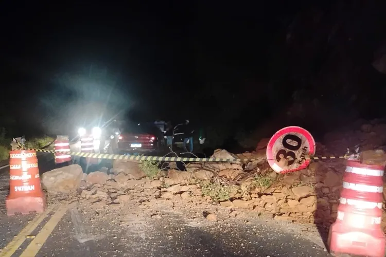 Desabamento atinge veículo na BR-030 em Guanambi e mobiliza equipes de emergência