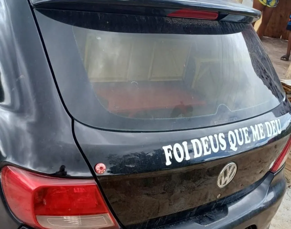 Carro furtado em 2022 é recuperado pela PRF em Alagoinhas com placa clonada e adesivo curioso