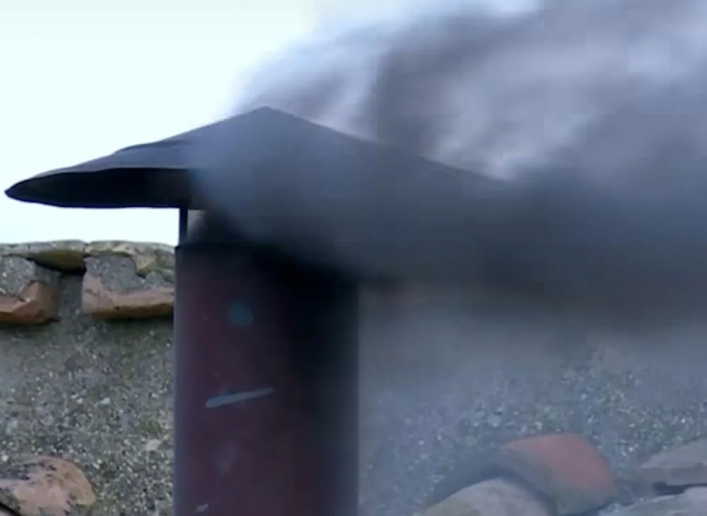 Conclave segue sem definição: Fumaça Preta indica que novo Papa ainda não foi eleito