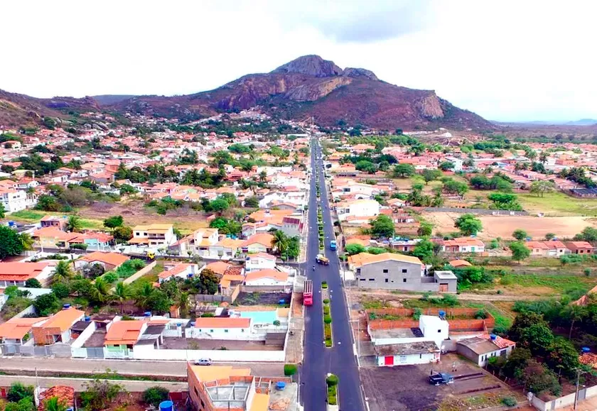 BR-116: Colisão entre carro e carreta ceifa a vida de família completa