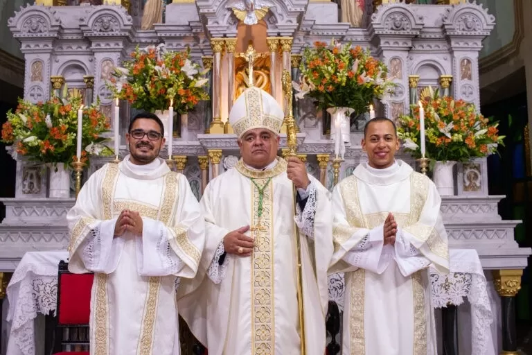 Dom Carvalho ordena dois novos diáconos