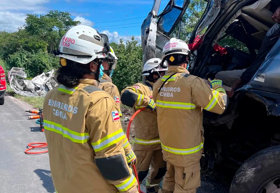 Bombeiros alertam para cuidados em viagens noturnas após acidente fatal na BR-116