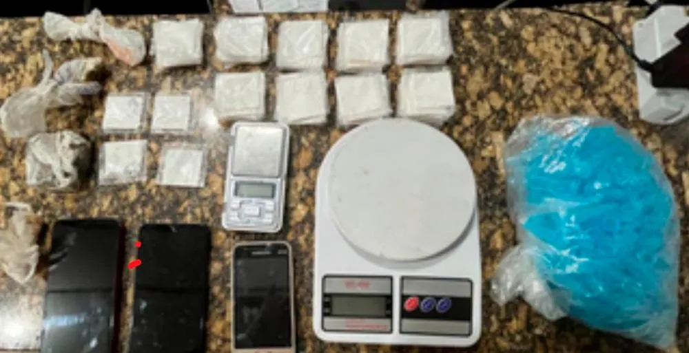 Homem é preso e menor apreendida por tráfico de drogas em Condeúba