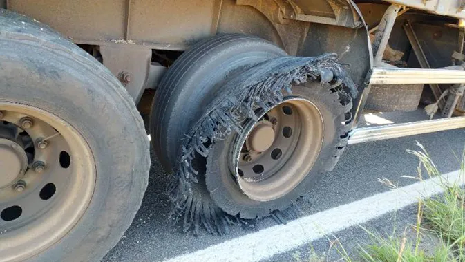 Pneu de carreta estoura e carga de feijão é derramada na BR-030, em Palmas de Monte Alto