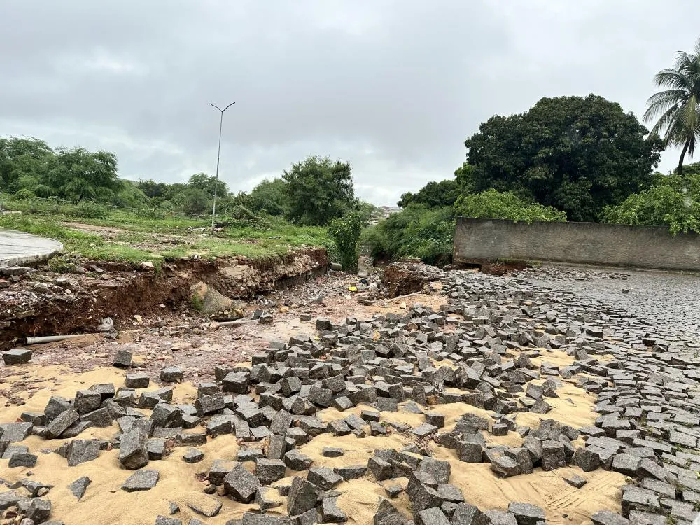 Chuvas fortes destroem rua em Brumado