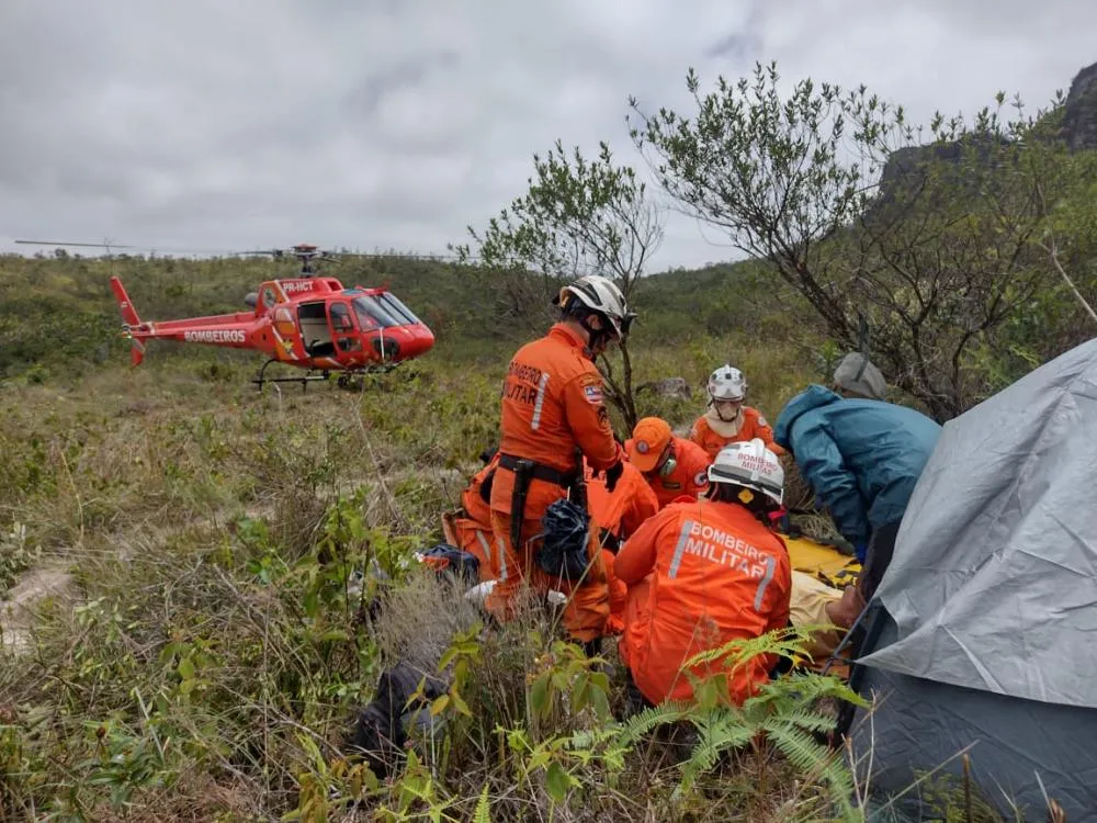 Helicóptero dos bombeiros resgata turista vítima de acidente em trilha no Vale do Pati 