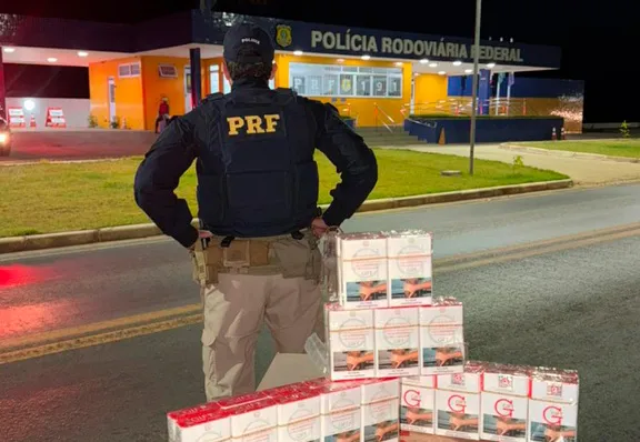 PRF apreende carga de cigarros contrabandeados escondida em caminhão na BR-349, em Correntina