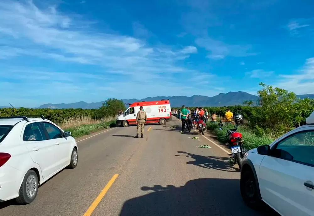 BA-148: Idoso morre em colisão entre moto e caminhão