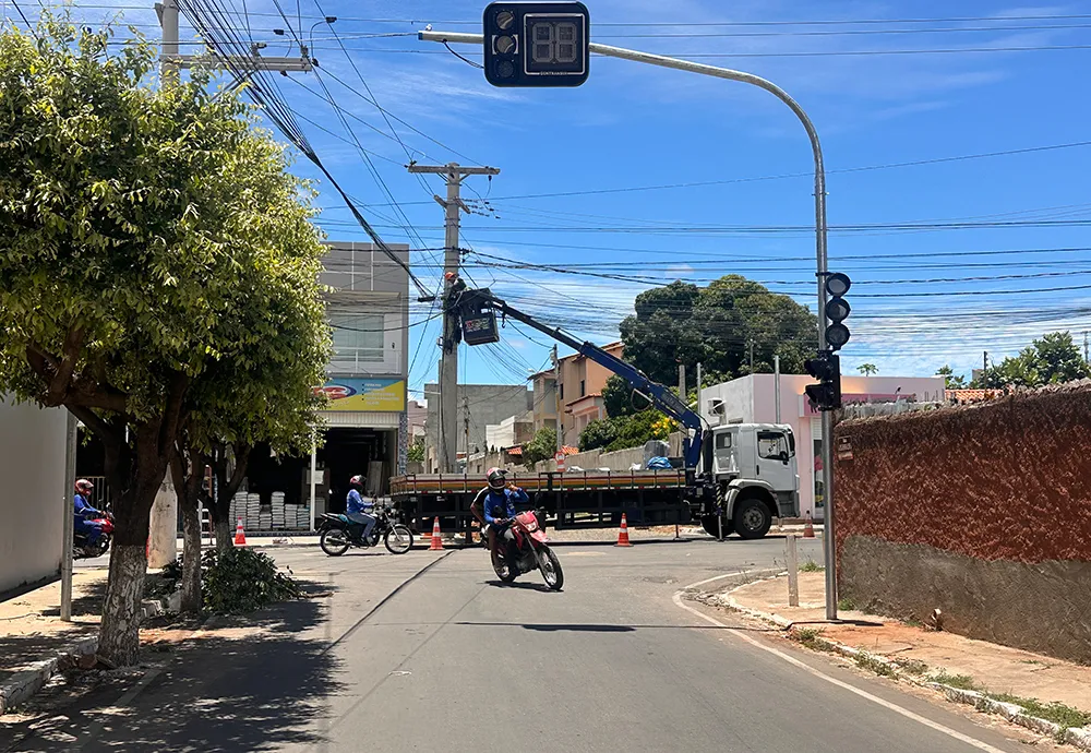 Semáforo é instalado no cruzamento das avenidas Antônio Francisco da Silva e Ápio Cardoso da Paixão, em Brumado