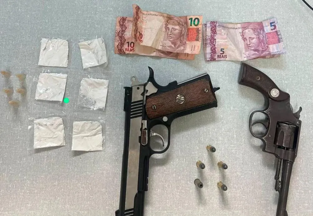 Guarnição do PETO da 80ª CIPM apreende arma de fogo, munições e drogas no centro de Cândido Sales
