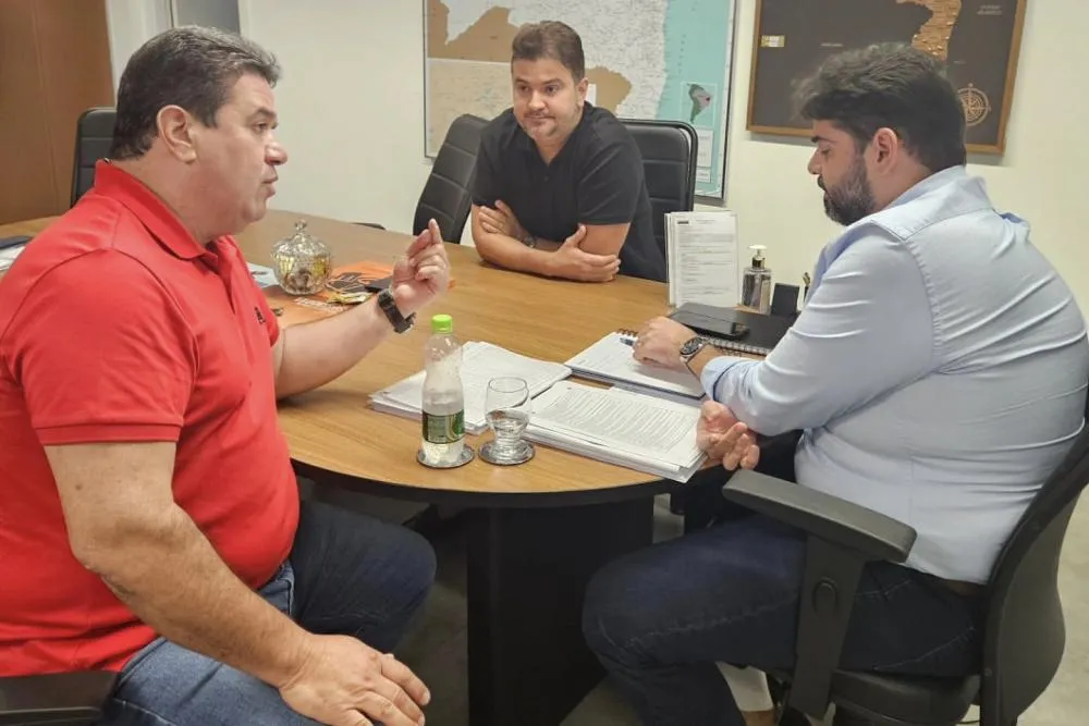 Deputados Marquinho Viana e Diego Coronel discutem investimentos para Barra da Estiva com Chefe de Gabinete do Governador