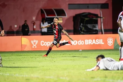 Vitória goleia o Athletico-PR por 4 a 0 no Barradão e avança às quartas de final da Copa do Brasil