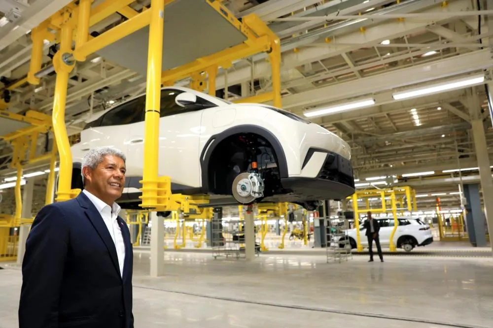 Jerônimo destaca liderança da Bahia na revolução energética, durante apresentação de primeiro carro elétrico montado na fábrica da BYD, em Camaçari