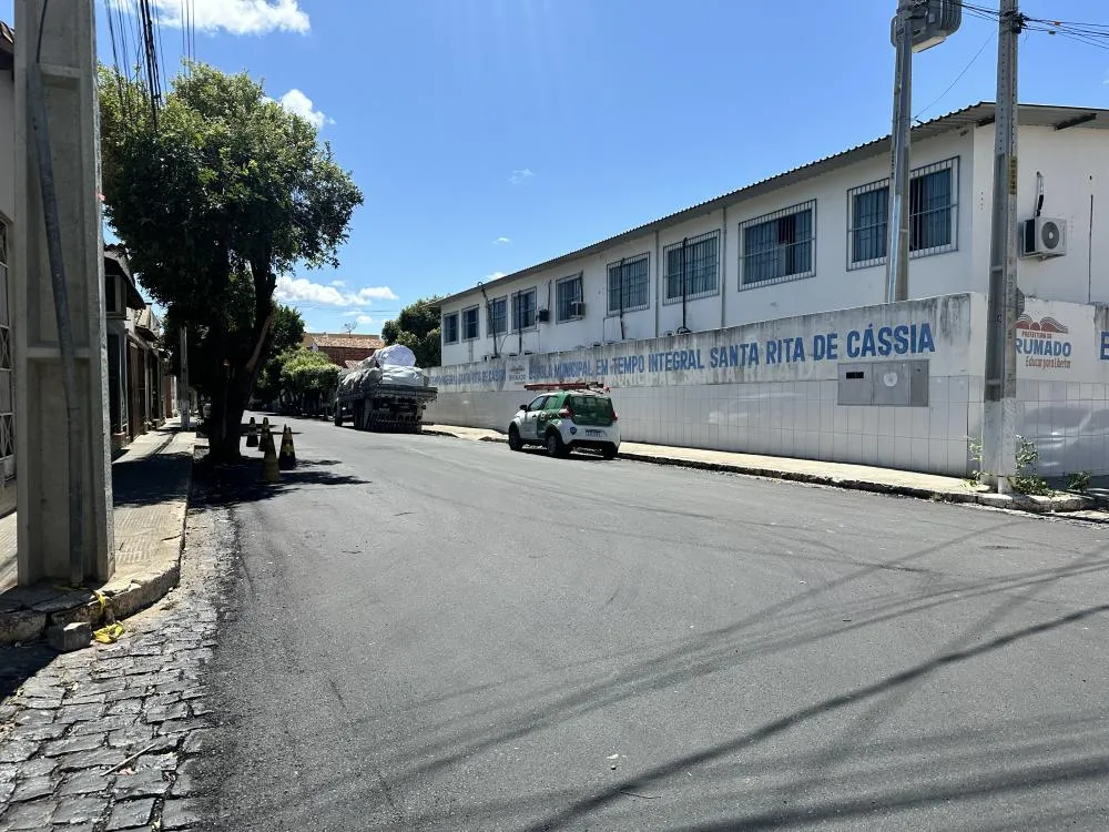 Avenida Mestre Eufrásio recebe pavimentação asfáltica em Brumado; ruas do Bairro das Flores também são contempladas após pedido do deputado Vitor Bonfim