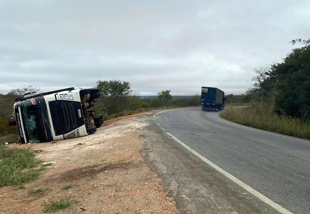 Caetité: Carreta carregada com gado tomba na BR-030 saída para Brumado