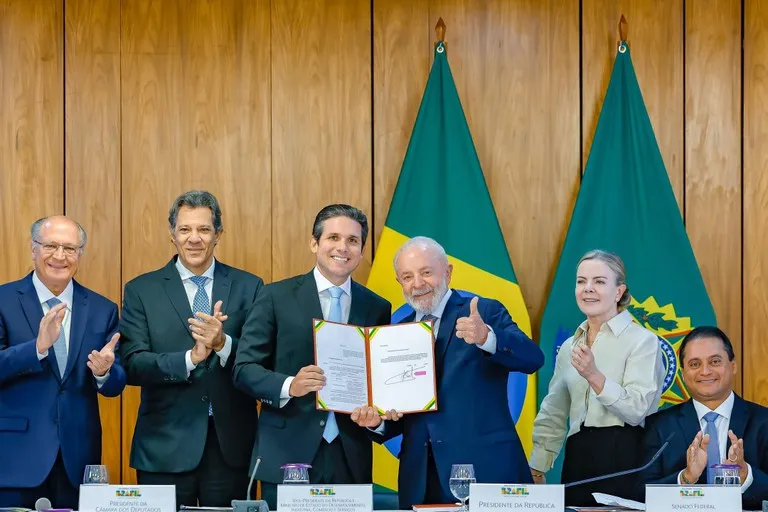 Presidente envia ao Congresso PL que amplia para R$ 5 mil a faixa de isenção do Imposto de Renda