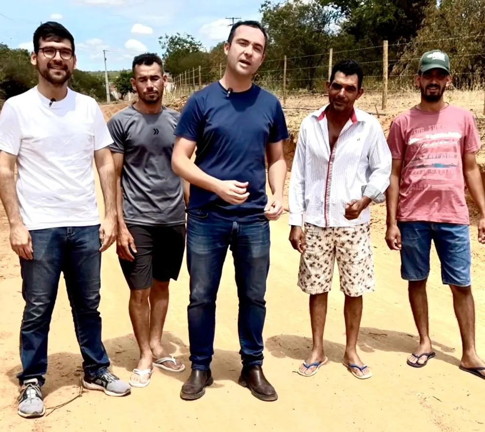 Prefeito de Brumado acompanha obras de recuperação de estradas na zona rural