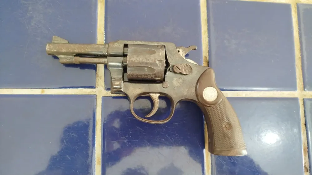 Homem com passagens por roubo é preso pela PM com revólver e droga em Brumado