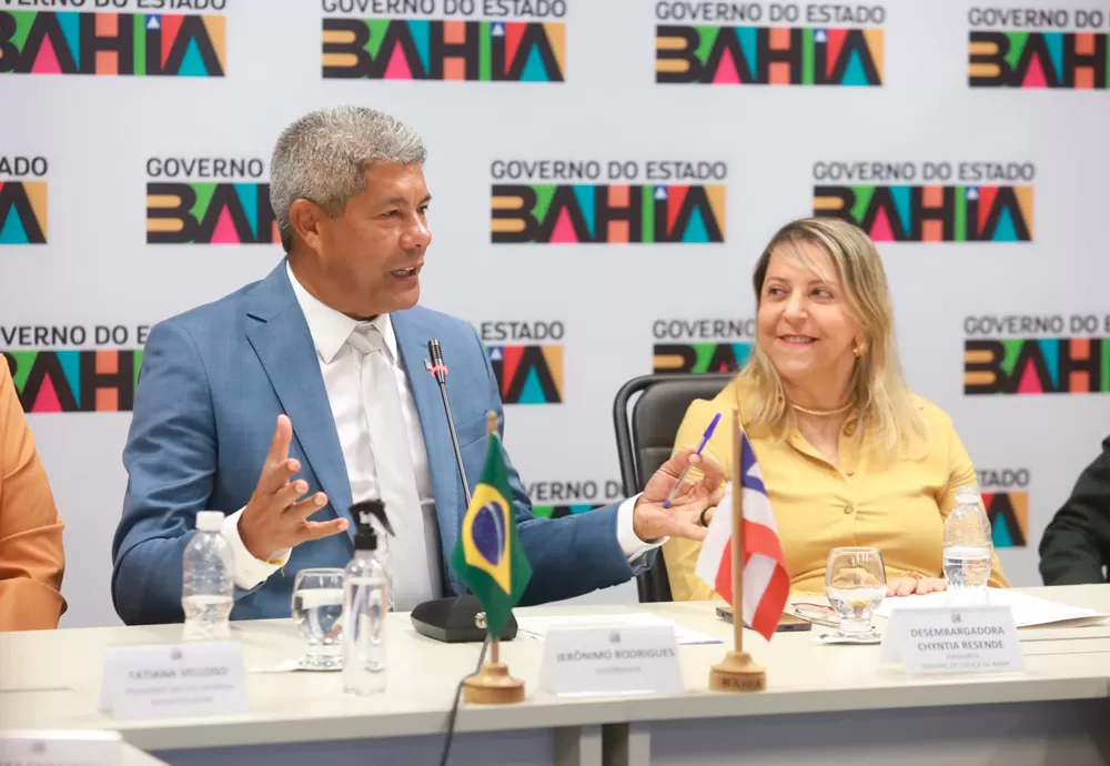 Jerônimo transmite cargo e empossa desembargadora Cynthia Resende como governadora em exercício