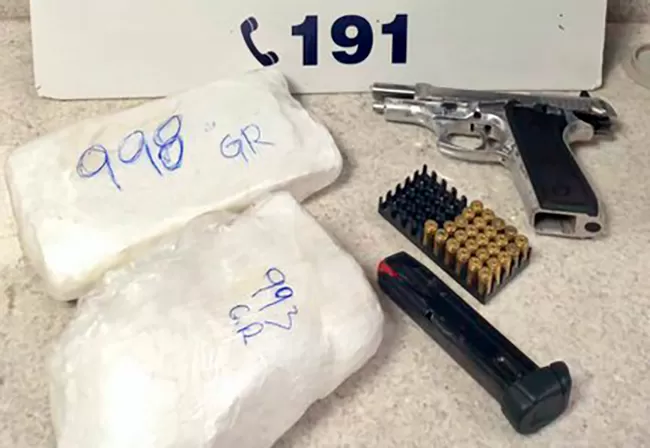 Passageira de ônibus é presa pela PRF com 1 pistola, munições e 2kg de cocaína