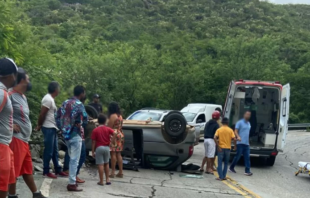 Serra das Almas: Motorista fica ferido após carro colidir contra parede de pedra e capotar na BA-148